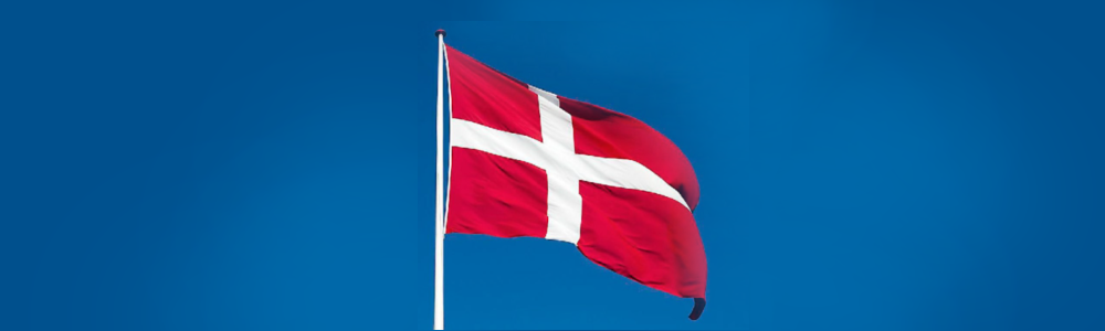 Dansk flagga på blå bakgrund
